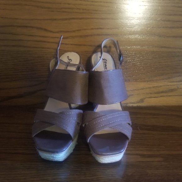 Platform Sandal - Picture 2 of 3